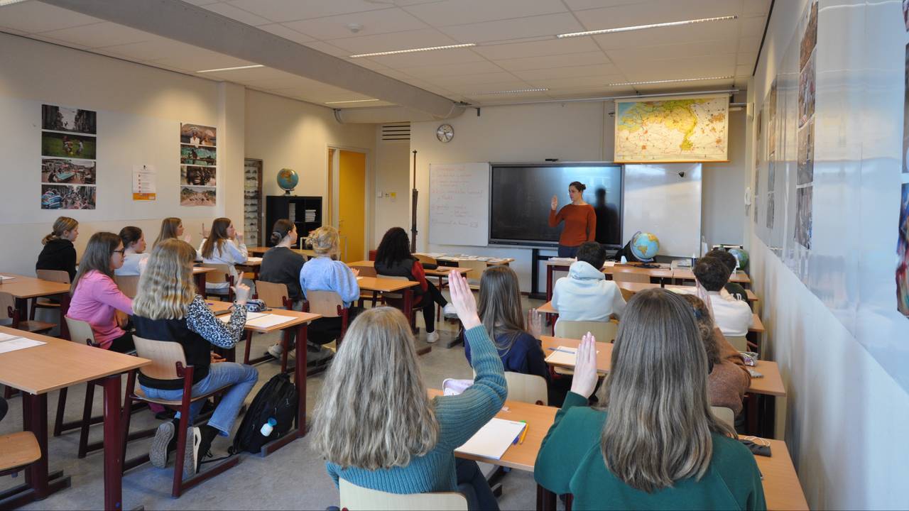 Gebarentaal les (Foto: Onze Lieve Vrouwelyceum).