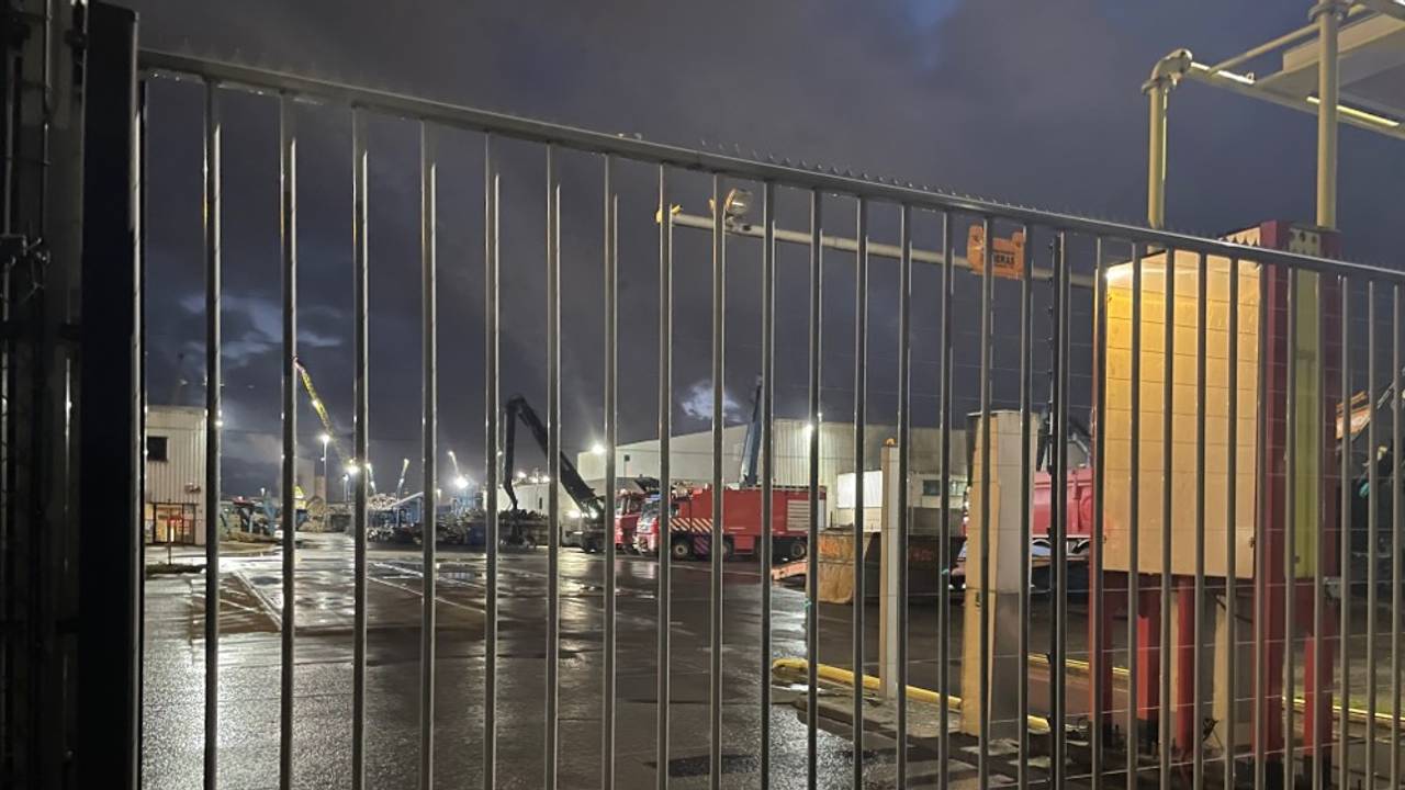 De brandweer doet onderzoek in de haven van Moerdijk (foto: Lola Zopfi).