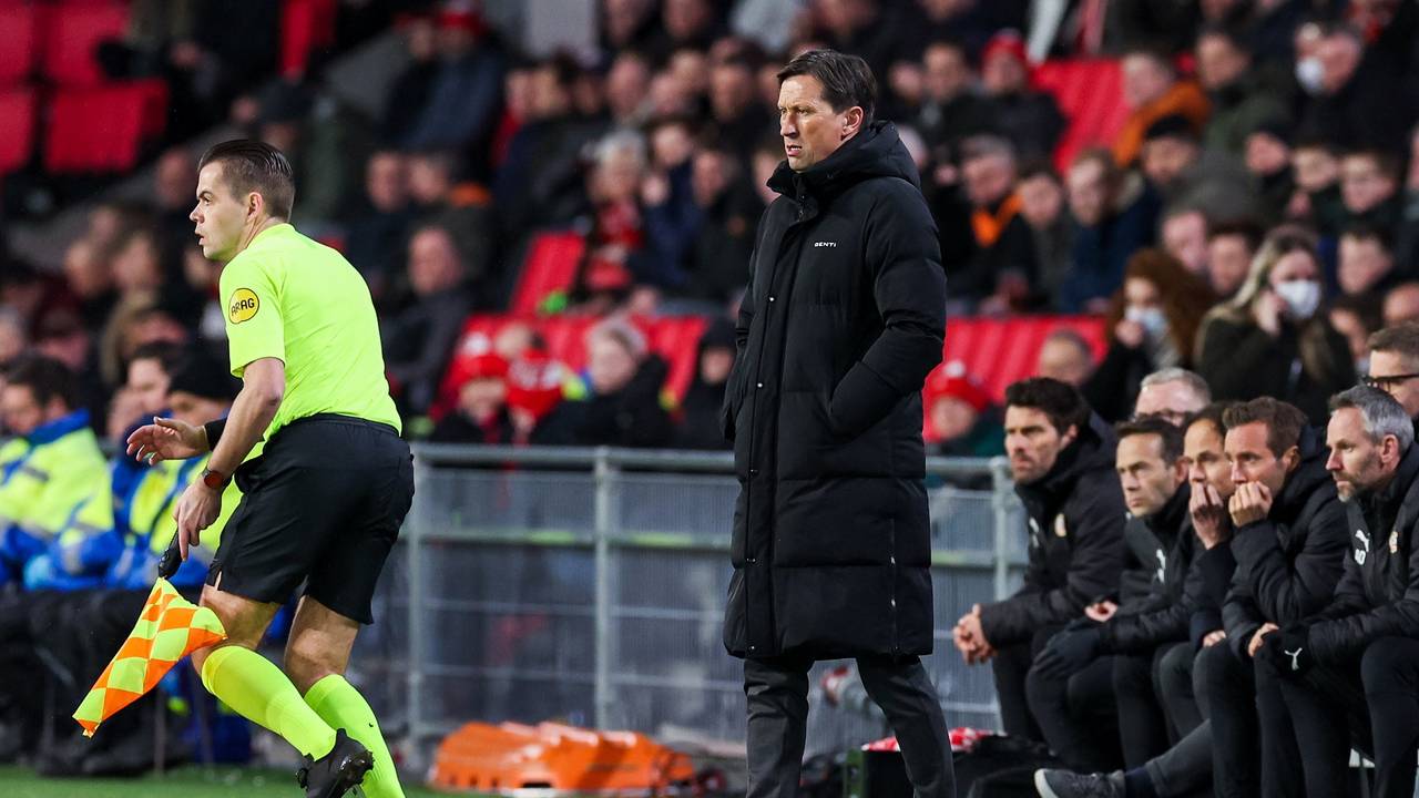 Roger Schmidt kijkt toe langs de zijlijn (Foto: OrangePictures)