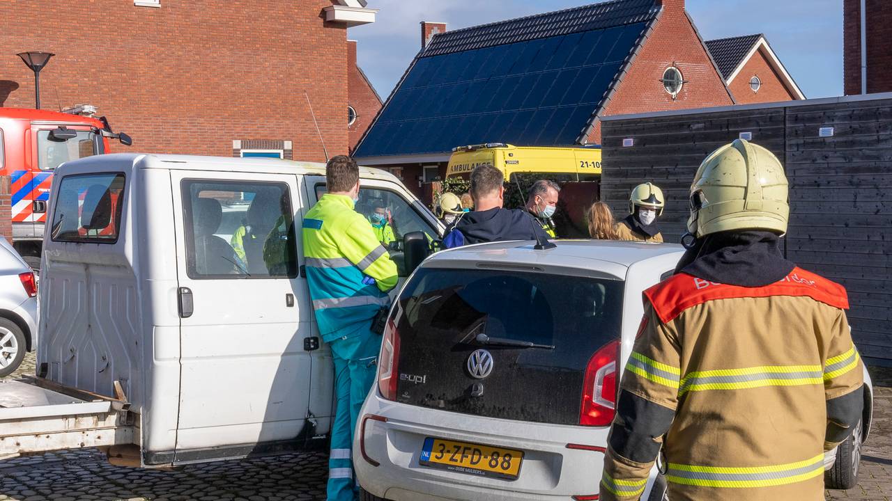 Man zit vast tussen auto en busje (foto: SQ Vision / Iwan van Dun).