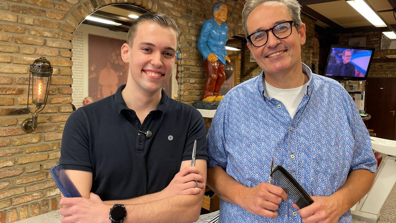 Vader en zoon Louis Schuurkes: derde en vierde generatie kappers op rij (foto: Tom van den Oetelaar).