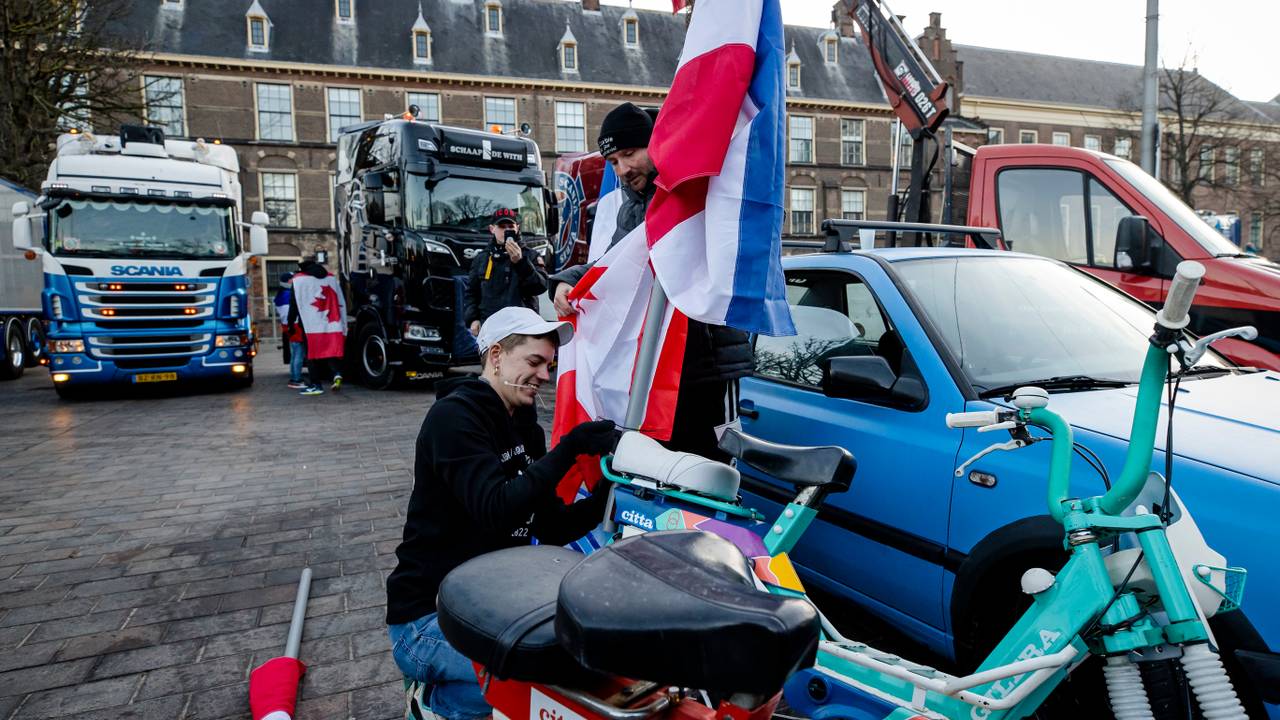 Vrachtwagenchauffeurs en andere demonstranten bij de ingang van het Binnenhof in Den Haag (foto: ANP 2022/Sem van der Wal)