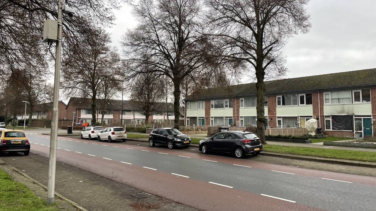 Links één van de camera's, geheel rechts het getroffen huis.