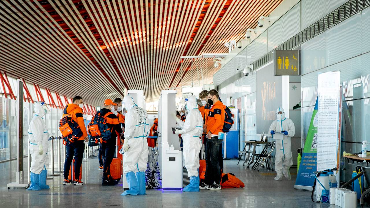 Sporters en leden van TeamNL na aankomst op de luchthaven van Beijing voor de Olympische Spelen van 2022 (foto: ANP 2022/Koen van Weel). 