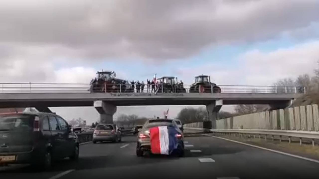 Net voor de kettingbotsing werd er plotseling geremd.