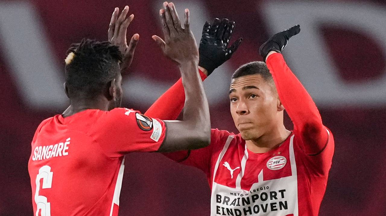 Blijdschap bij Ibrahim Sangaré (links) en Carlos Vinícius (foto: ANP 2021/Peter de Jong).