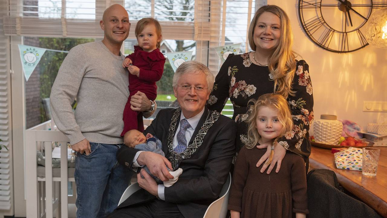 vlnr. vader Axel, Amelie (1), burgemeester Weterings met Mathias, Sophie (4) en moeder Manon (foto: Joris Buijs)