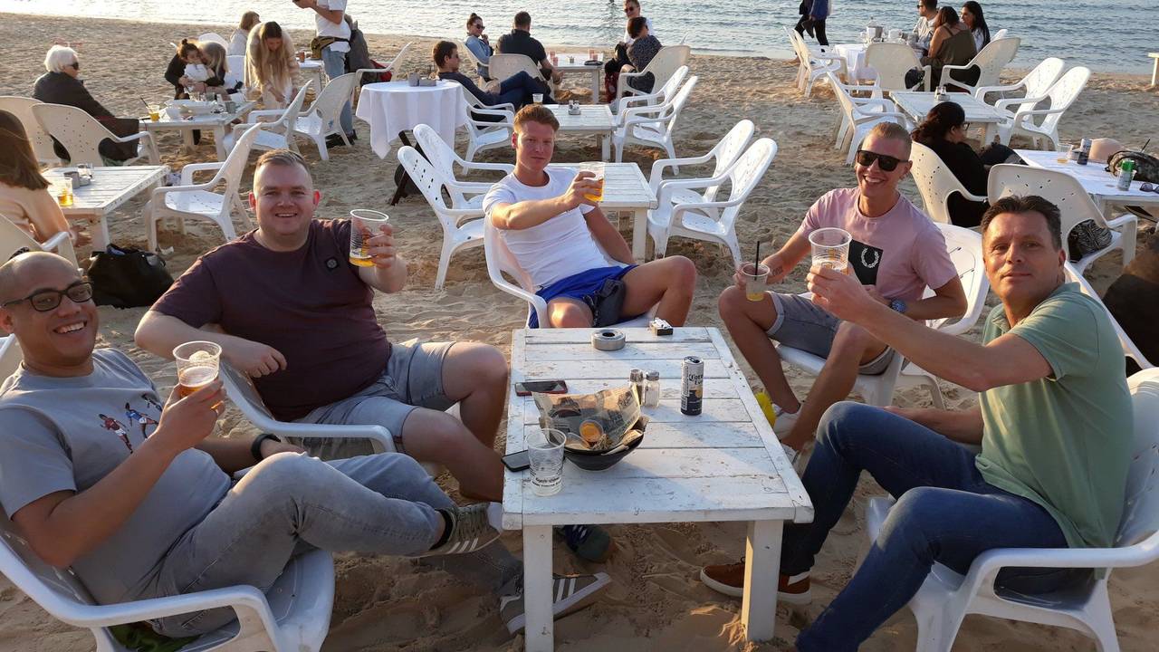 PSV-supporters genieten van een biertje op het strand in Israël.