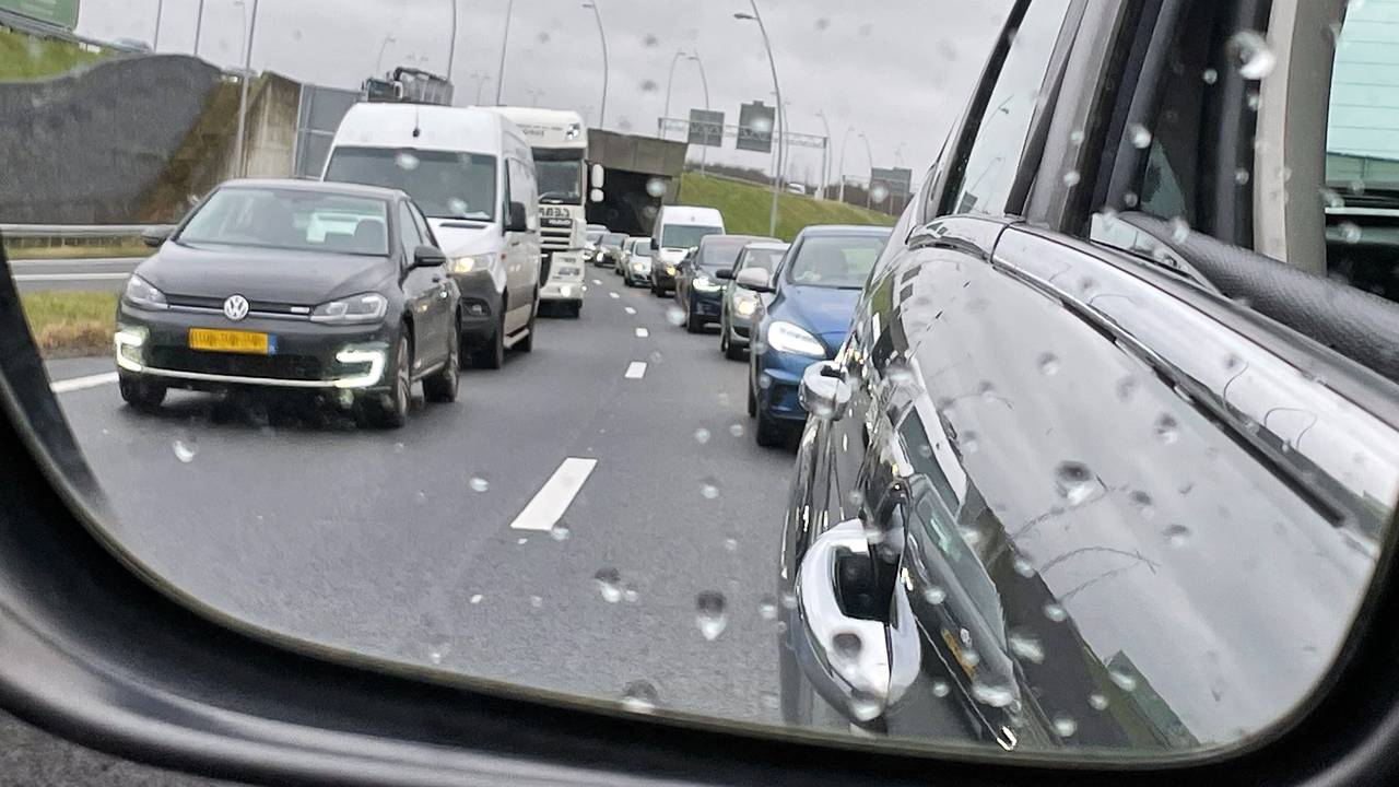 Flinke file op A2 door ongeluk tussen lesauto en vrachtwagens