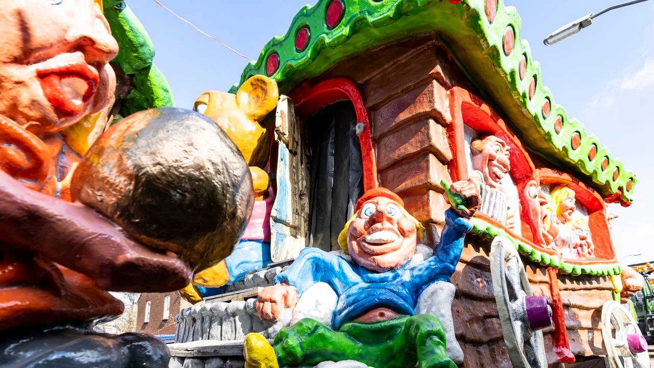 Natuurlijk ontbraken en carnavalswagens niet in de optocht (foto; Maric Media)