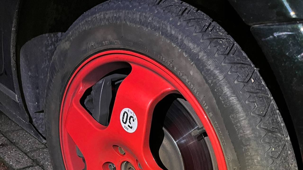 De automobilist maakte het erg bont zaterdagnacht (foto: Twitter Verkeerspolitie Oost-Brabant).