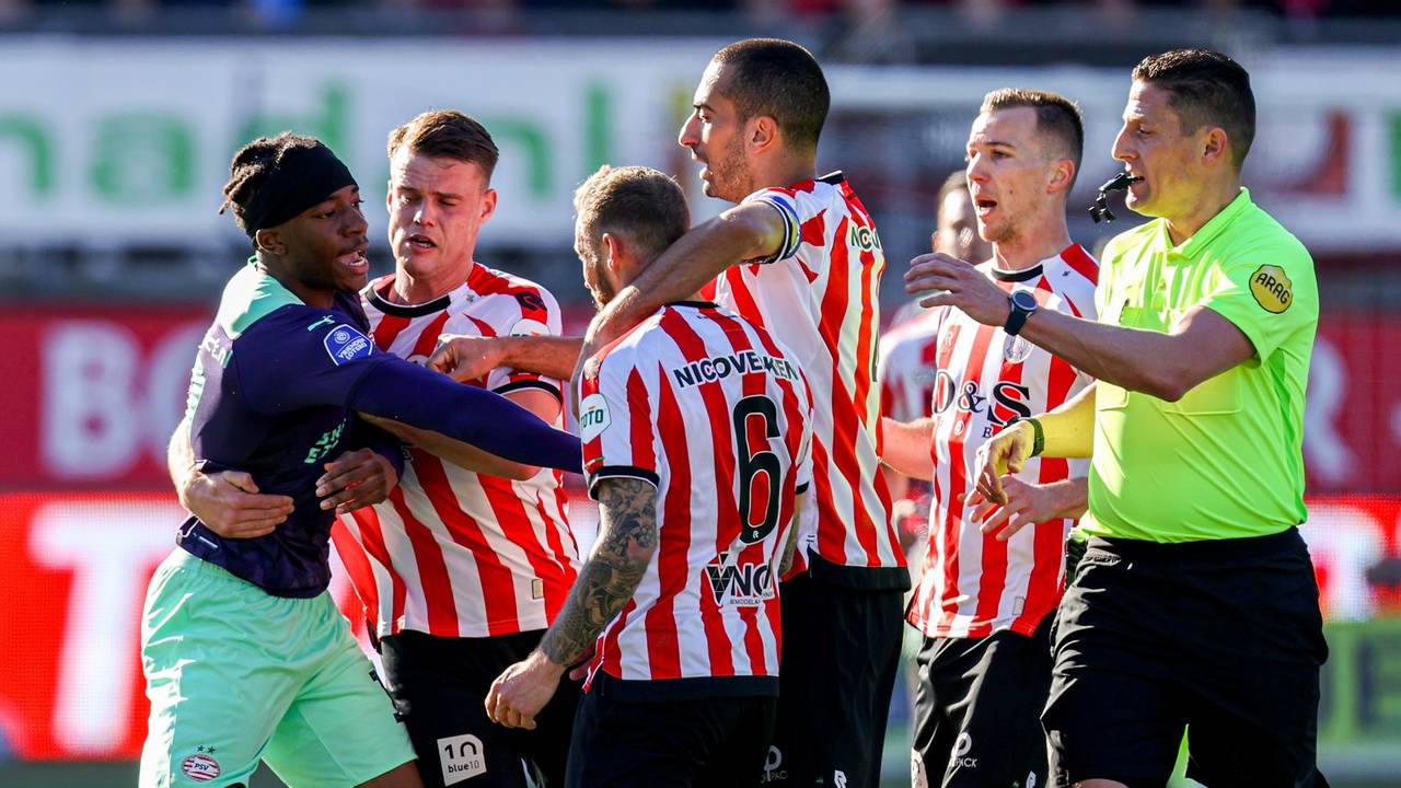 Noni Madueke zoekt de confrontatie met de Sparta-spelers (foto: OrangePictures)