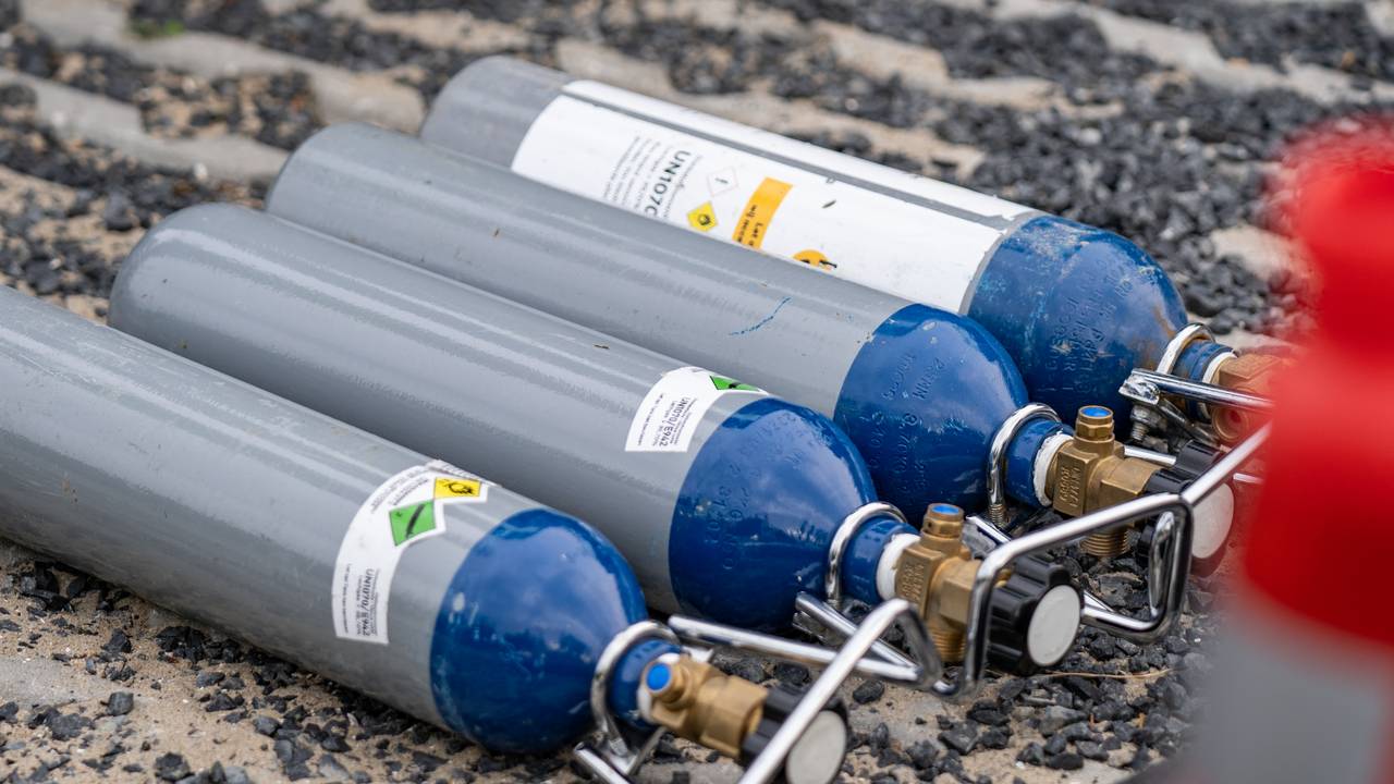 Archieffoto van lachgascilinders (foto: ANP / Hollandse Hoogte / MediaTV).