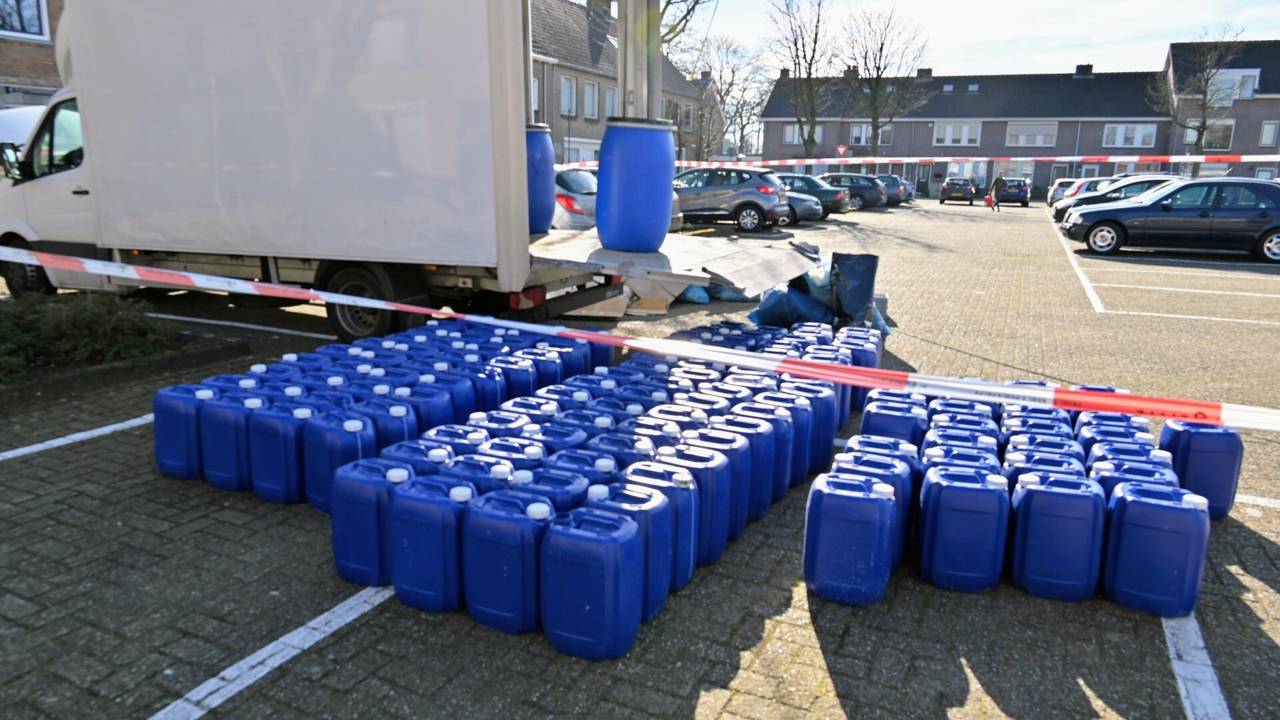 In de bakwagen in Zundert werd veel drugsafval ontdekt (foto: Tom van der Put/SQ Vision).