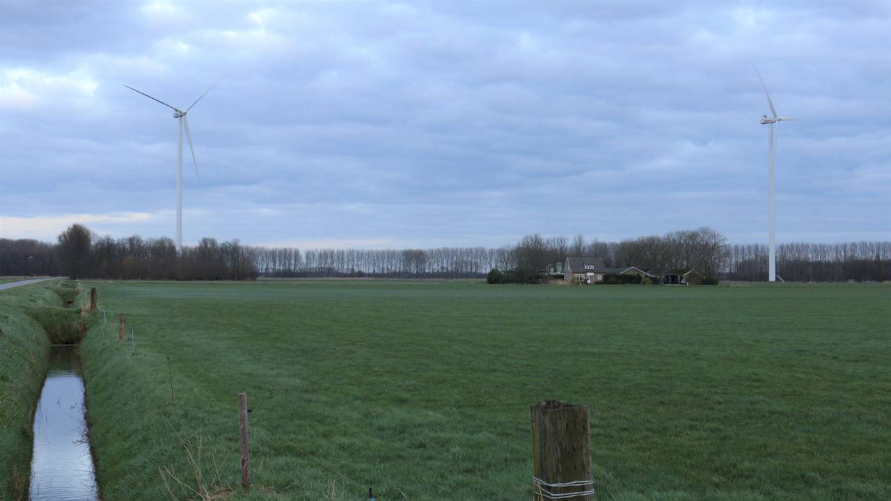 Grote windmolens ten noorden van Prinsenbeek.