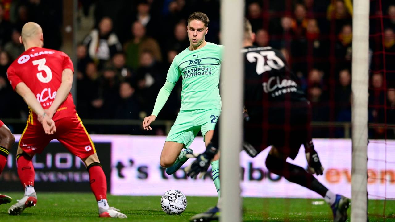 Joey Veerman maakt de bevrijdende 1-2 voor PSV (Foto: ANP)