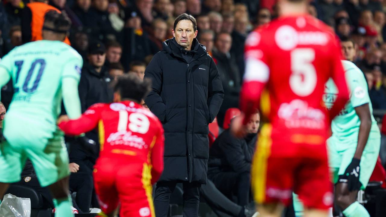 Roger Schmidt kijkt toe tijden Go Ahead Eagles - PSV (Foto: OrangePictures)