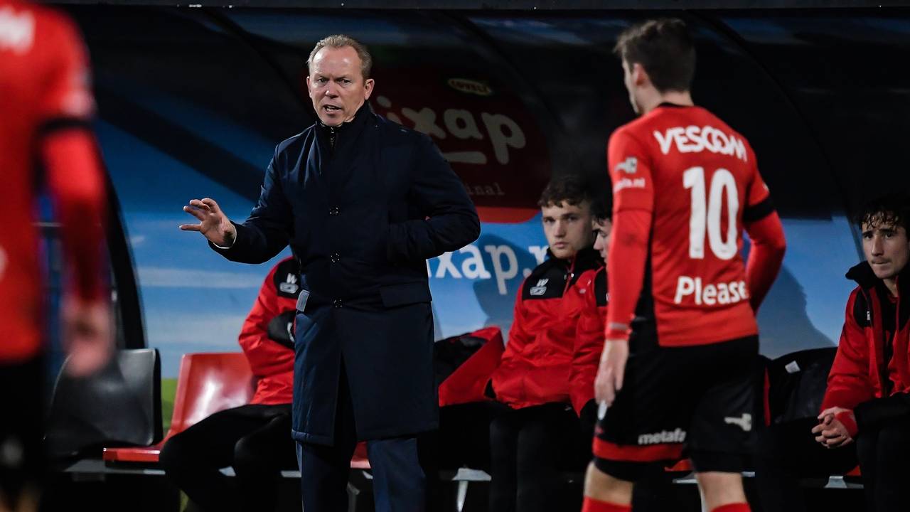 Wil Boessen langs de lijn bij Helmond Sport (Foto: ANP)