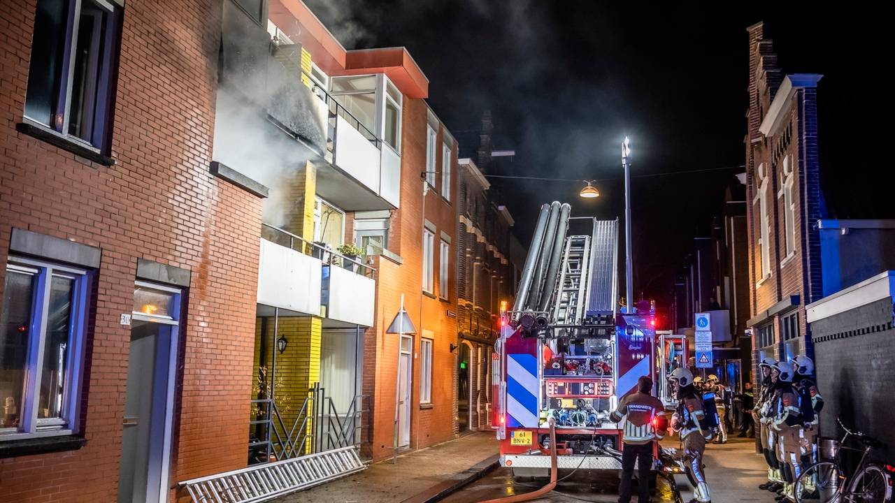 De brandweer aan de slag in de Girostraat (foto: Jack Brekelmans/SQ Vision Mediaprodukties).