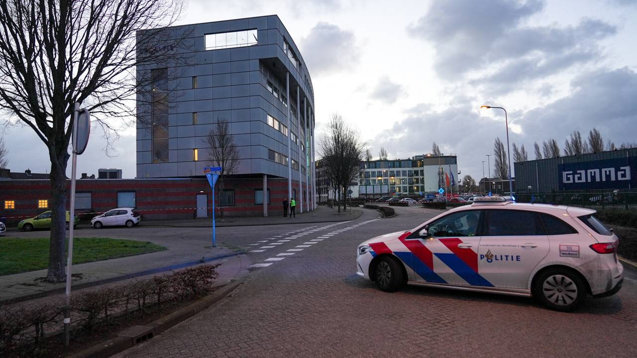 Politiebureau afgezet na vondst verdacht pakketje (foto: SQ Vision / Iwan van Dun).