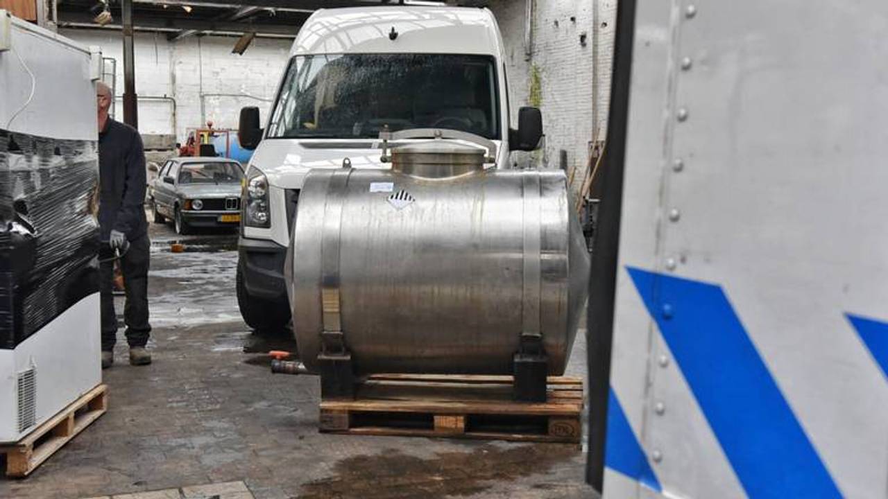 Een van de ketels die in het bedrijf van Mark P. werd gevonden (foto: Toby de kort/SQ Vision).