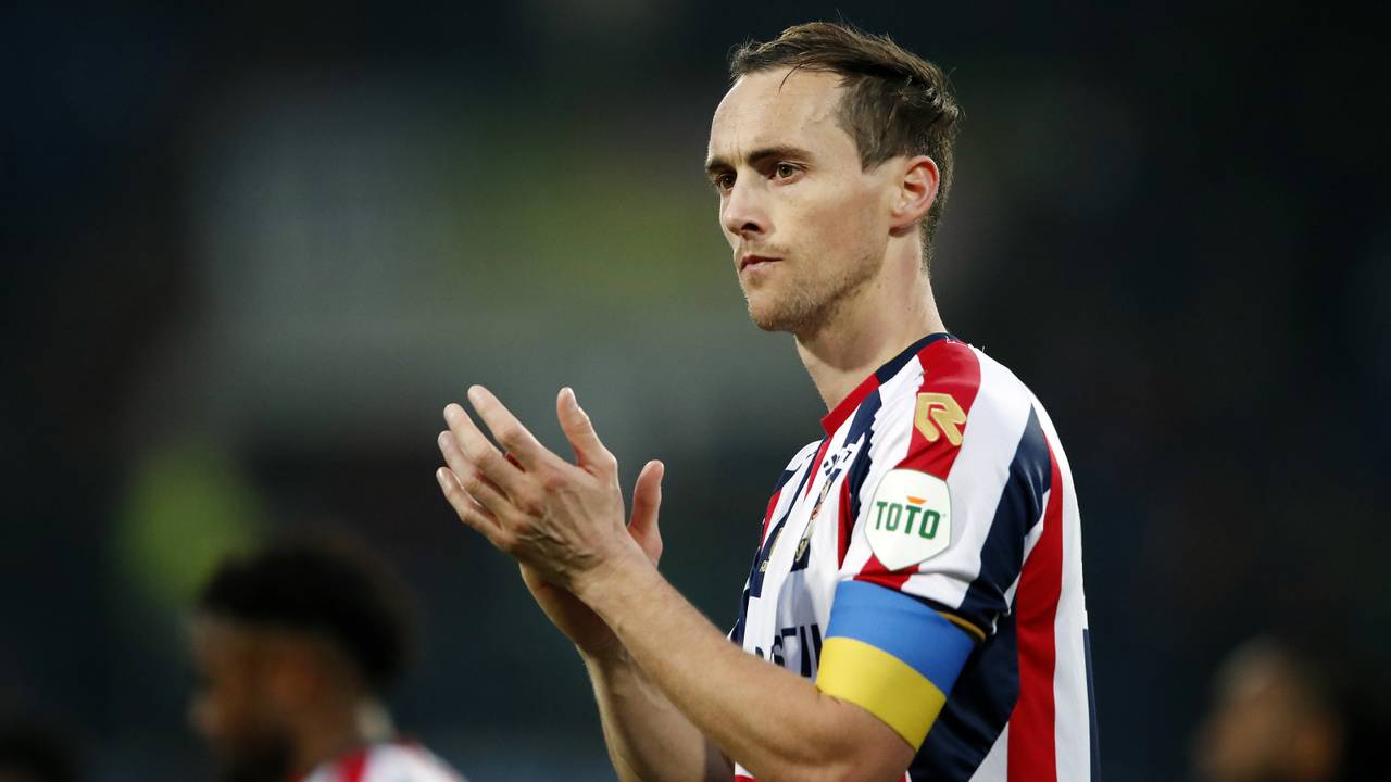 Freek Heerkens bedankt de fans na het gelijkspel tegen Heerenveen (foto: ANP).