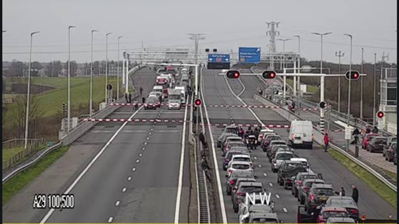 Ellie en haar man stonden bijna vooraan in de rij (beeld: Rijkswaterstaat).