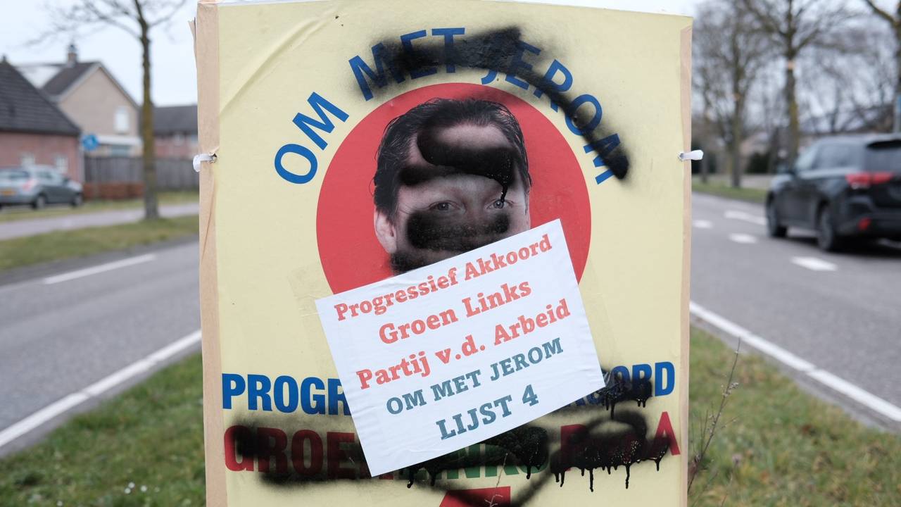 Een van de bekladde posters (foto: Carlijn Kösters).