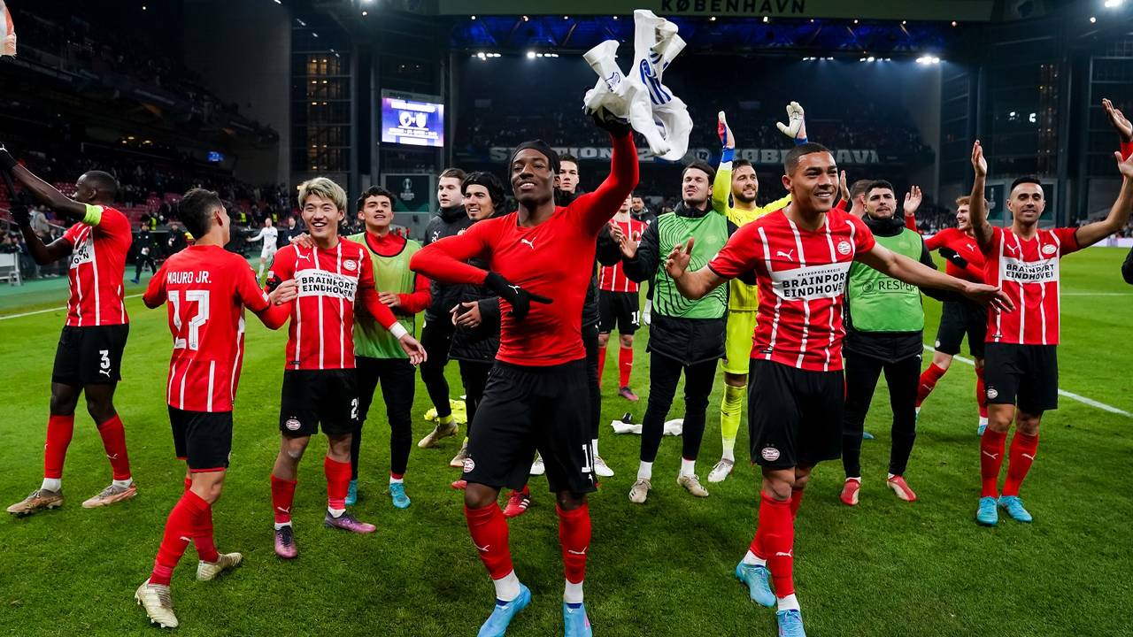 PSV-spelers vieren het bereiken van de kwartfinale (Foto: OrangePictures)