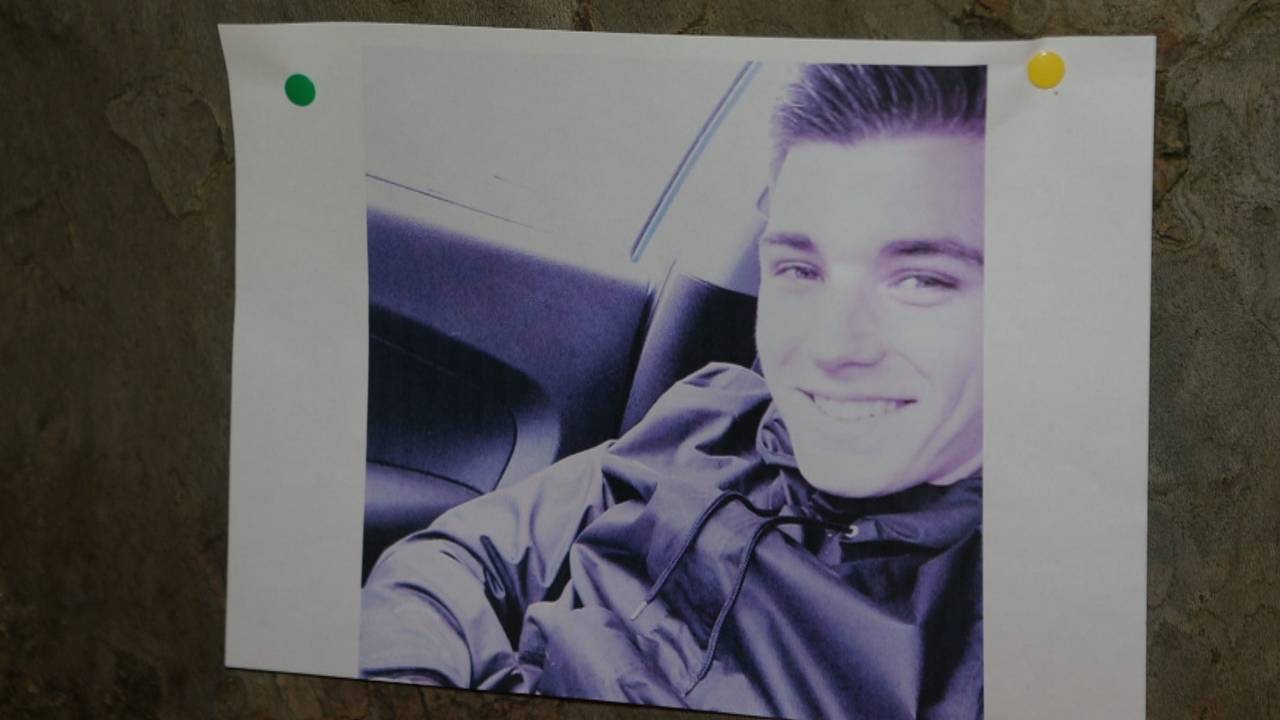 Foto's van Jordy zijn opgehangen bij het café waar hij stierf (foto: Bart Meesters/ SQ Vision).