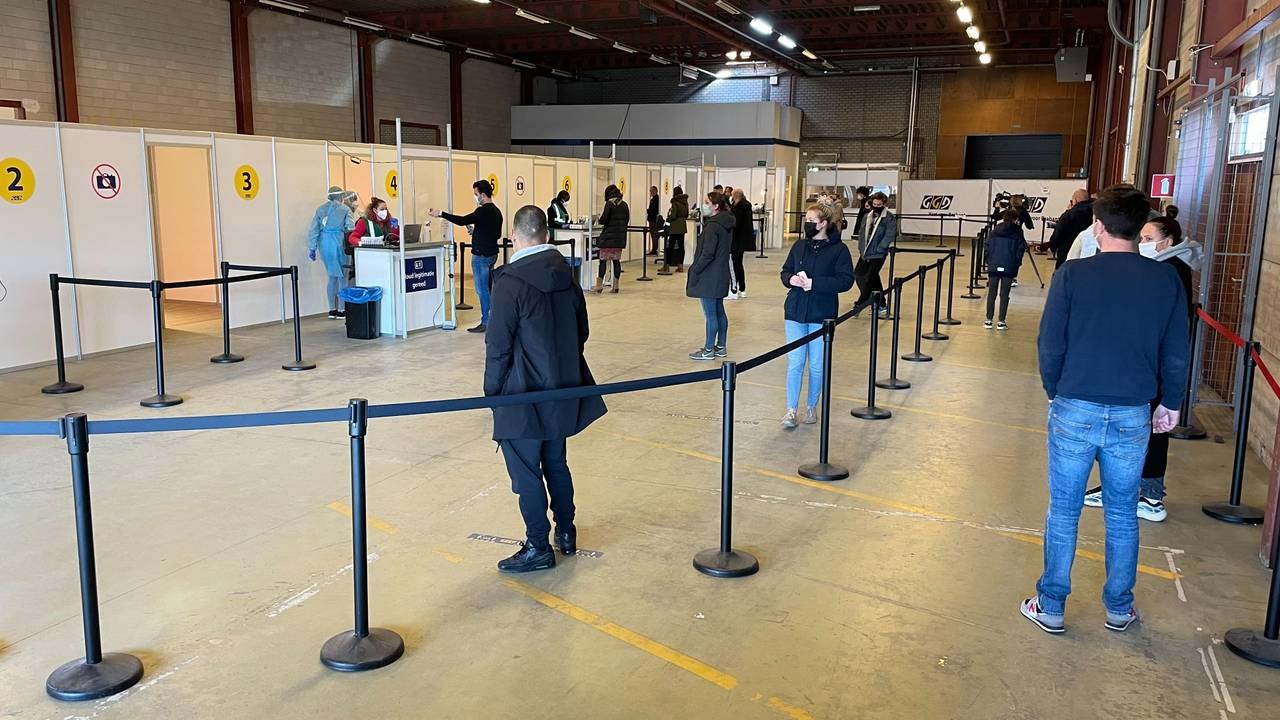Drukte bij de coronateststraat in Tilburg (foto: Eva de Schipper).
