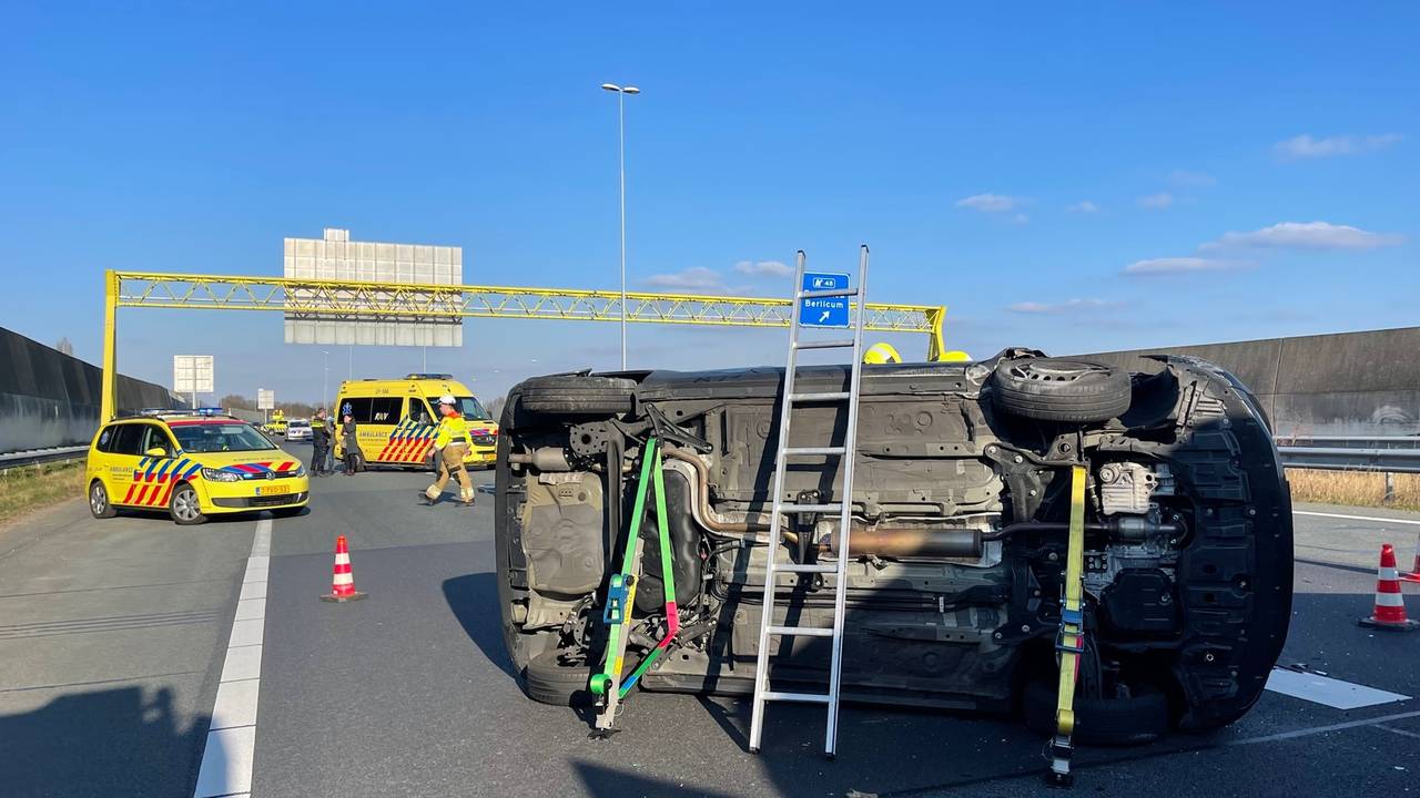A59 dicht na ongeval tussen vrachtwagen en auto bij Rosmalen.
