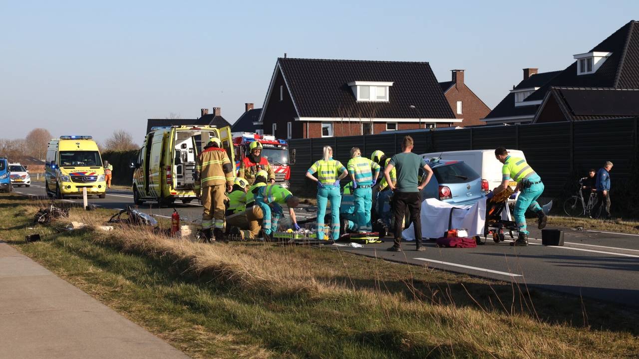 Zwaargewonde bij ongeval met auto en twee bestelbusjes in Veghel.
