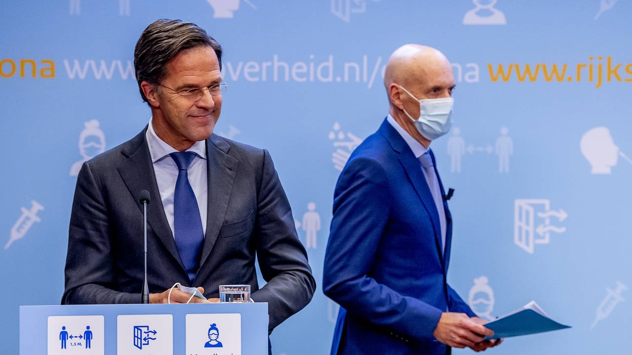 Mark Rutte en Ernst Kuipers bij een coronapersconferentie in januari (foto: Robin Utrecht/ANP).