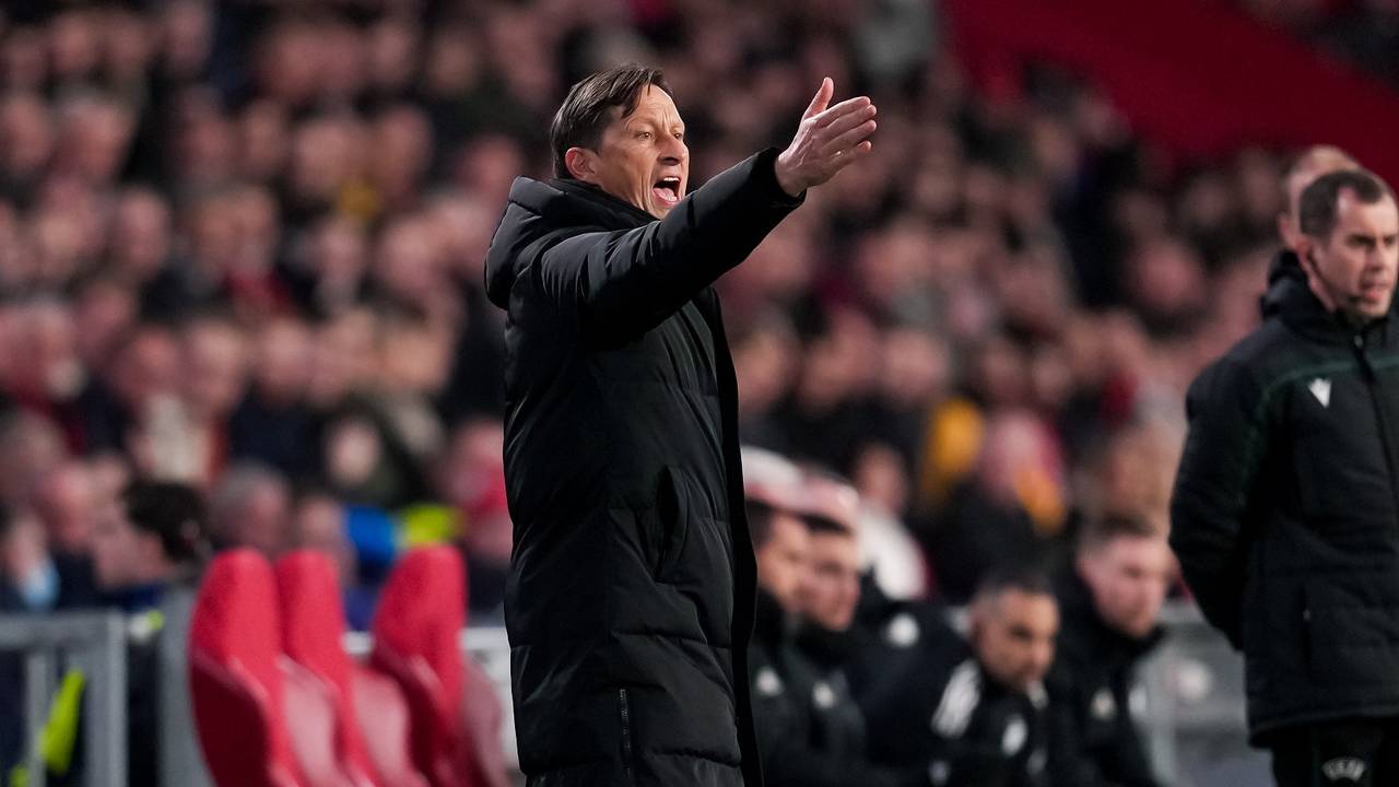 Roger Schmidt coachend langs de zijlijn (Foto: OrangePictures)