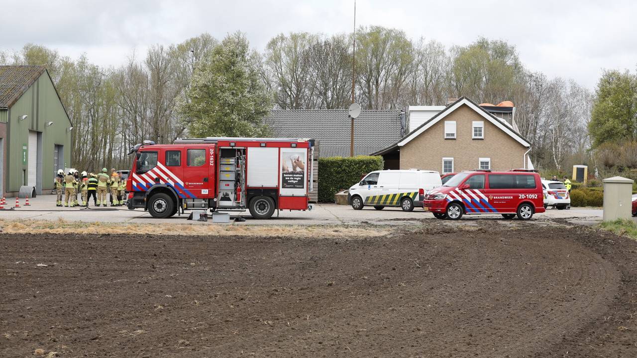 Brandweer en douane bij het drugslab (foto: Christian Traets/SQ Vision Mediaprodukties).