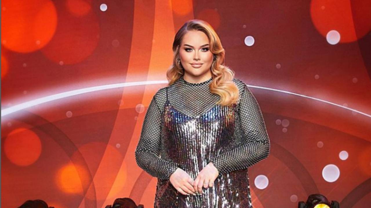 Presentatrice Nikkie de Jager tijdens De Enige Echte ( foto: Nikkietutorials/Instagram)