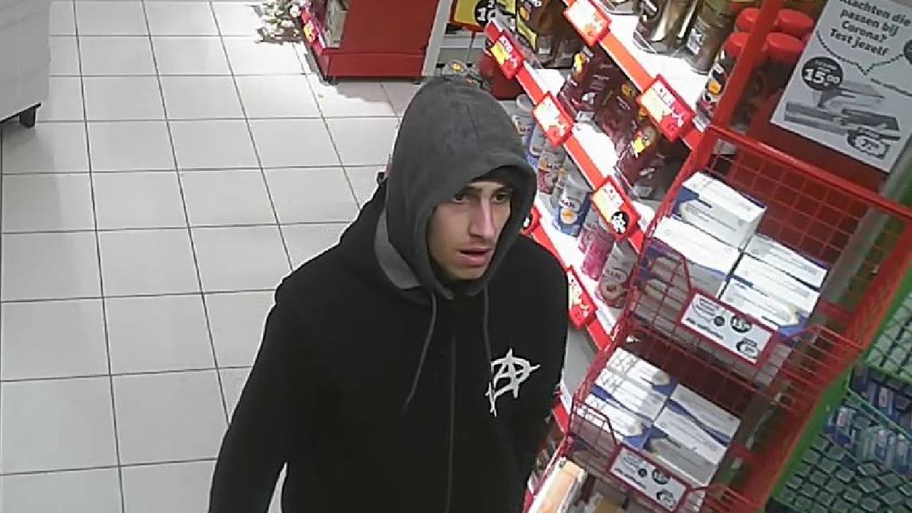 De Kruidvat-overvaller in beeld (foto: politie).