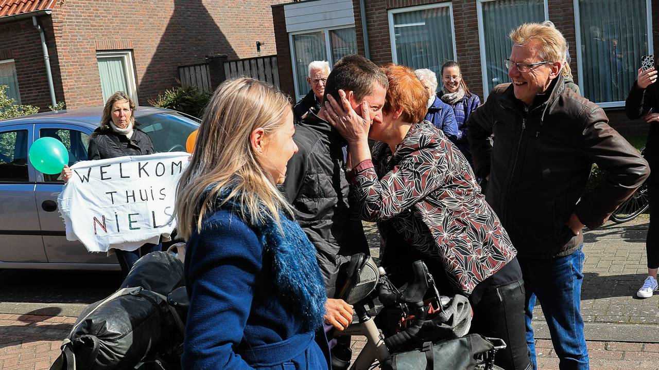 Niels weer thuis na fietsreis van twee jaar (foto: Leo Jansen).