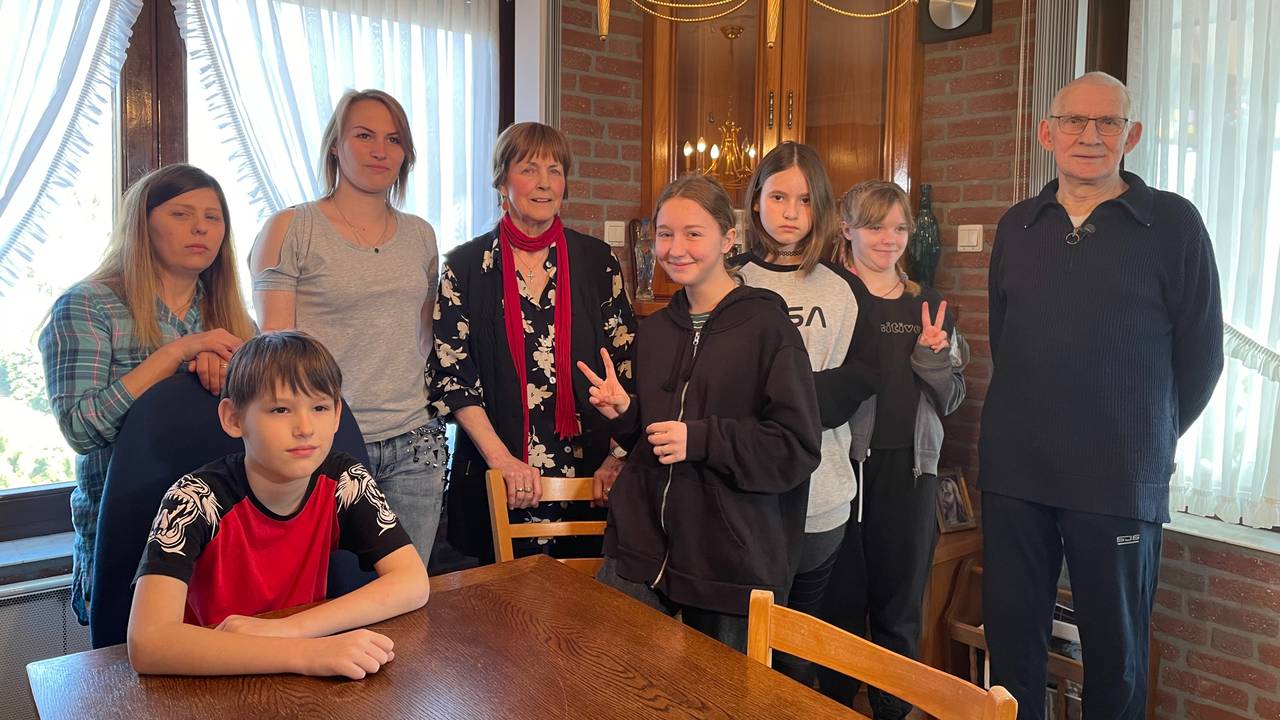 Het is plotseling weer vol in het huis van Toon en Mientje.