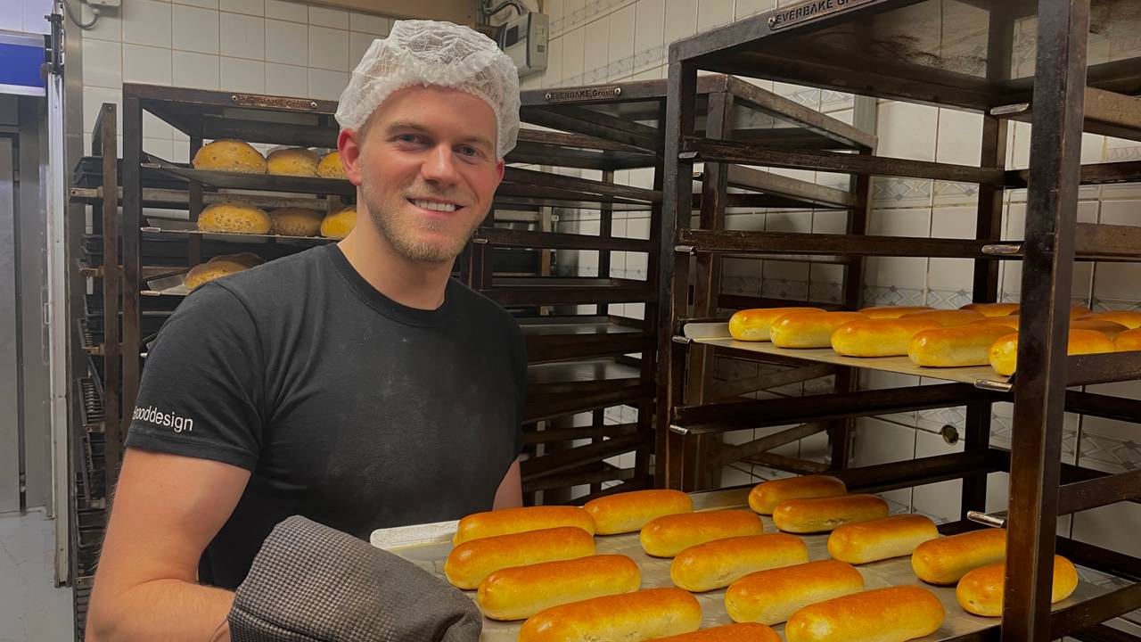 Giel met versgebakken worstenbroodjes.