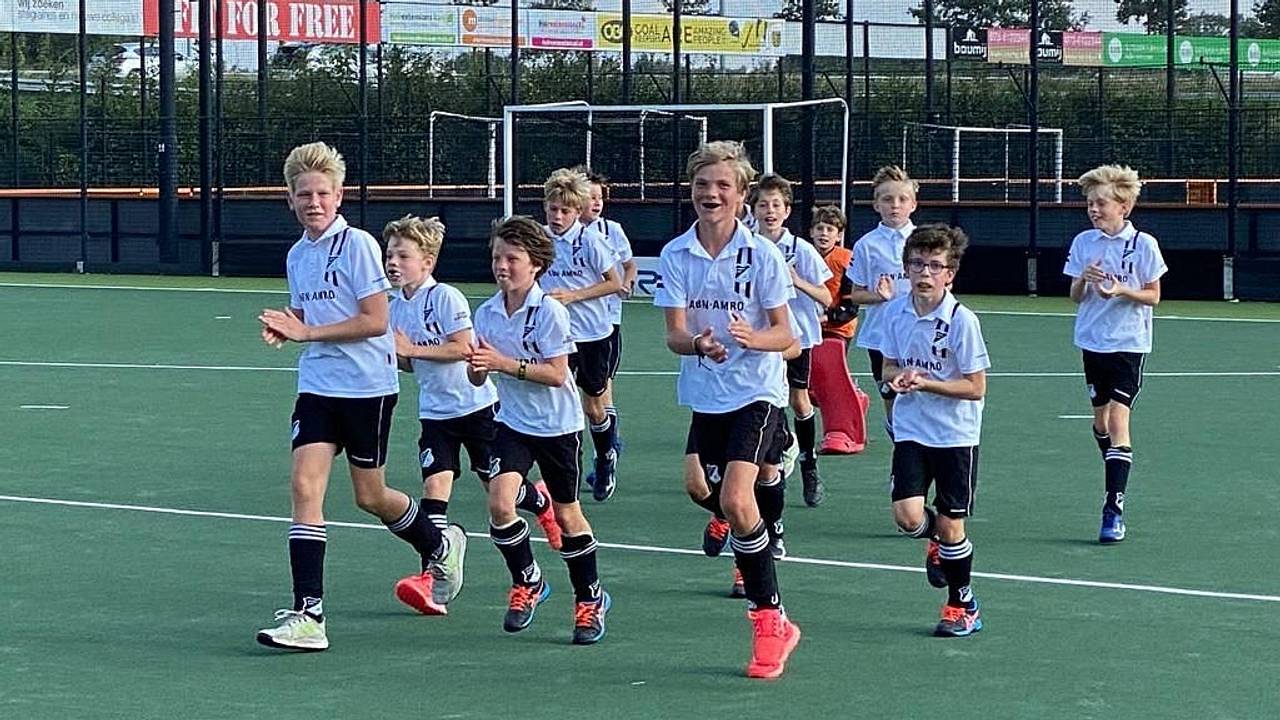 De hockeygenootjes van Zwart-Wit in Breda. (Foto: Lavinia Gabriel)