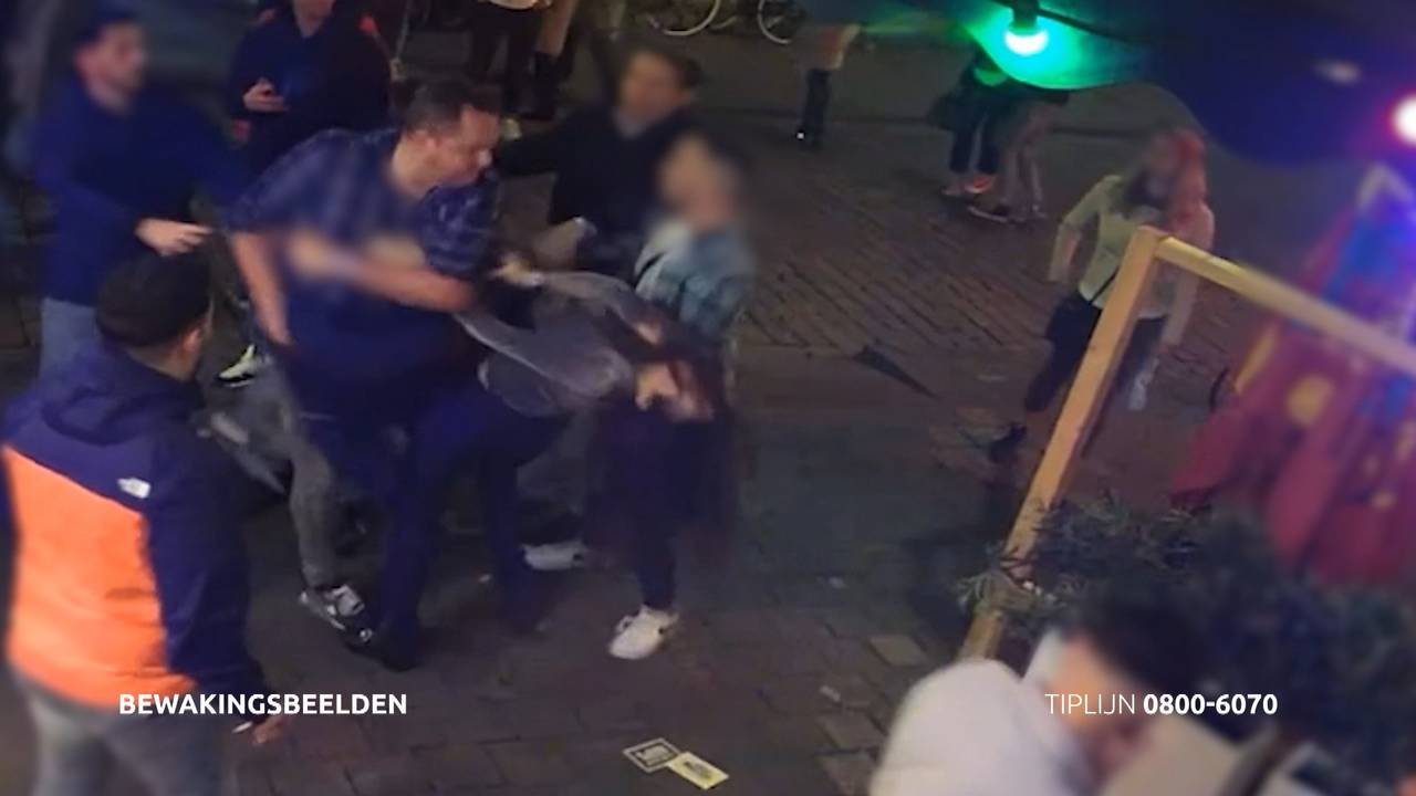 In een paar seconden slaat hij een man en een vrouw bewusteloos (foto: Bureau Brabant).