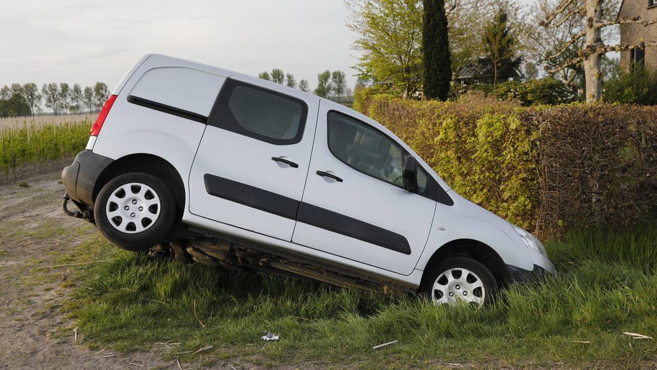De bestuurder van de bestelbus is aangehouden (foto: Christian Traets/SQ Vision).