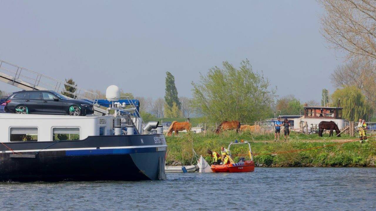 Een vrachtschip botste zaterdag met een motorboot die vervolgens zonk (foto:  Bart Meesters/SQ Vision)