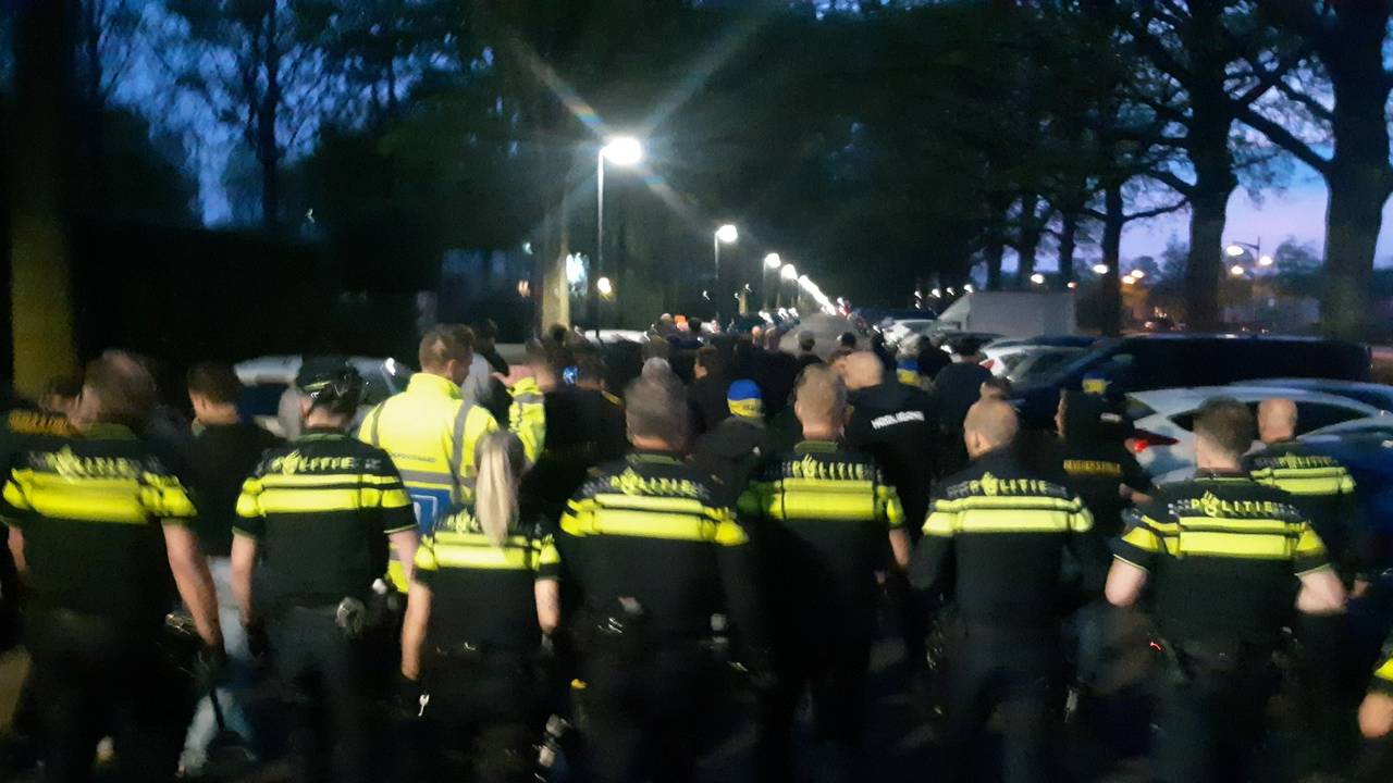 De politie in actie rond het stadion van RKC Waalwijk (foto: Twitter Politieacties ZWB).