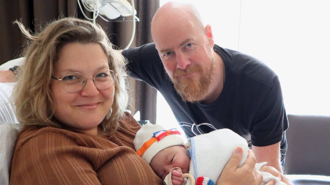 Moeder Linda en baby Yenrl zijn beiden op Koningsdag geboren (foto: Bernhoven).