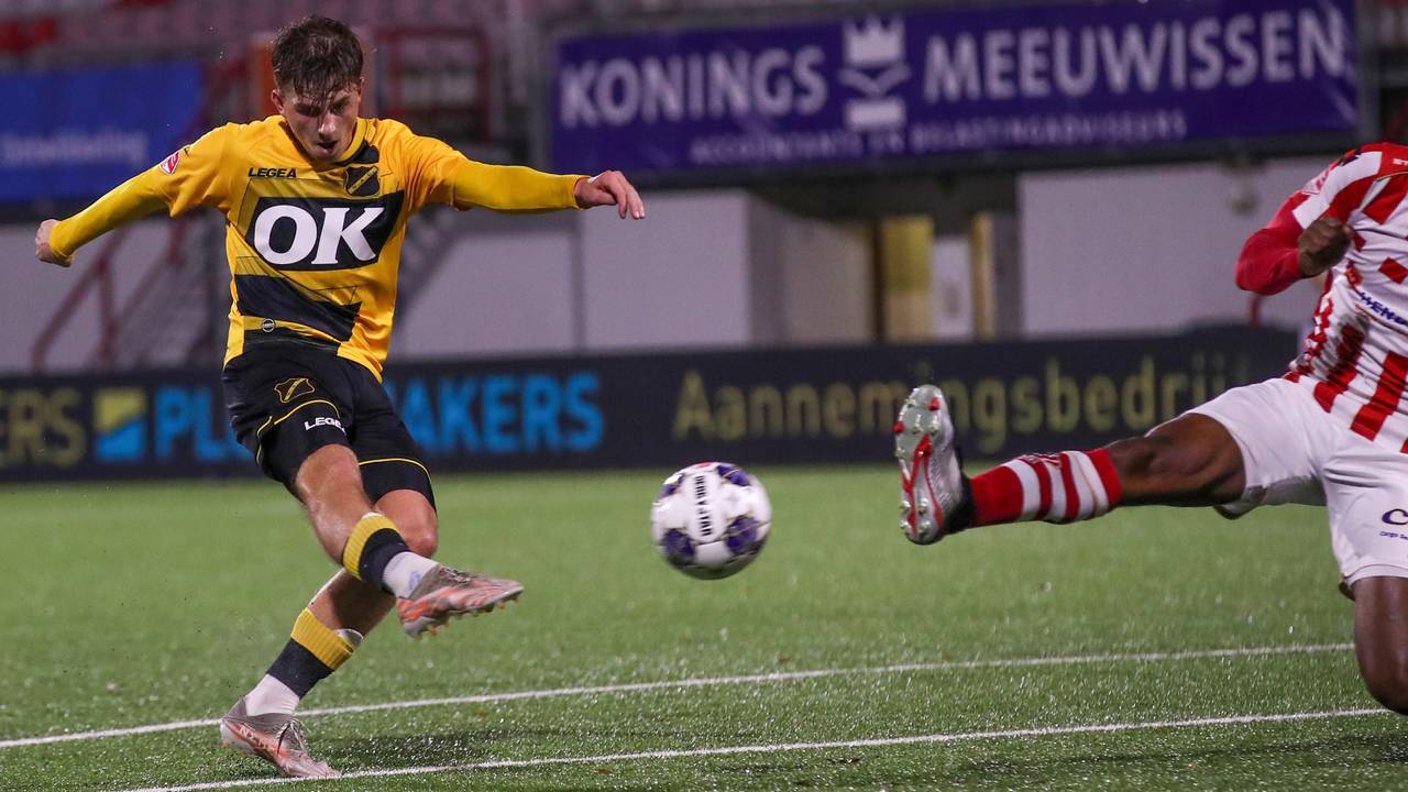 NAC-speler Boris van Schuppen in actie tegen TOP Oss.