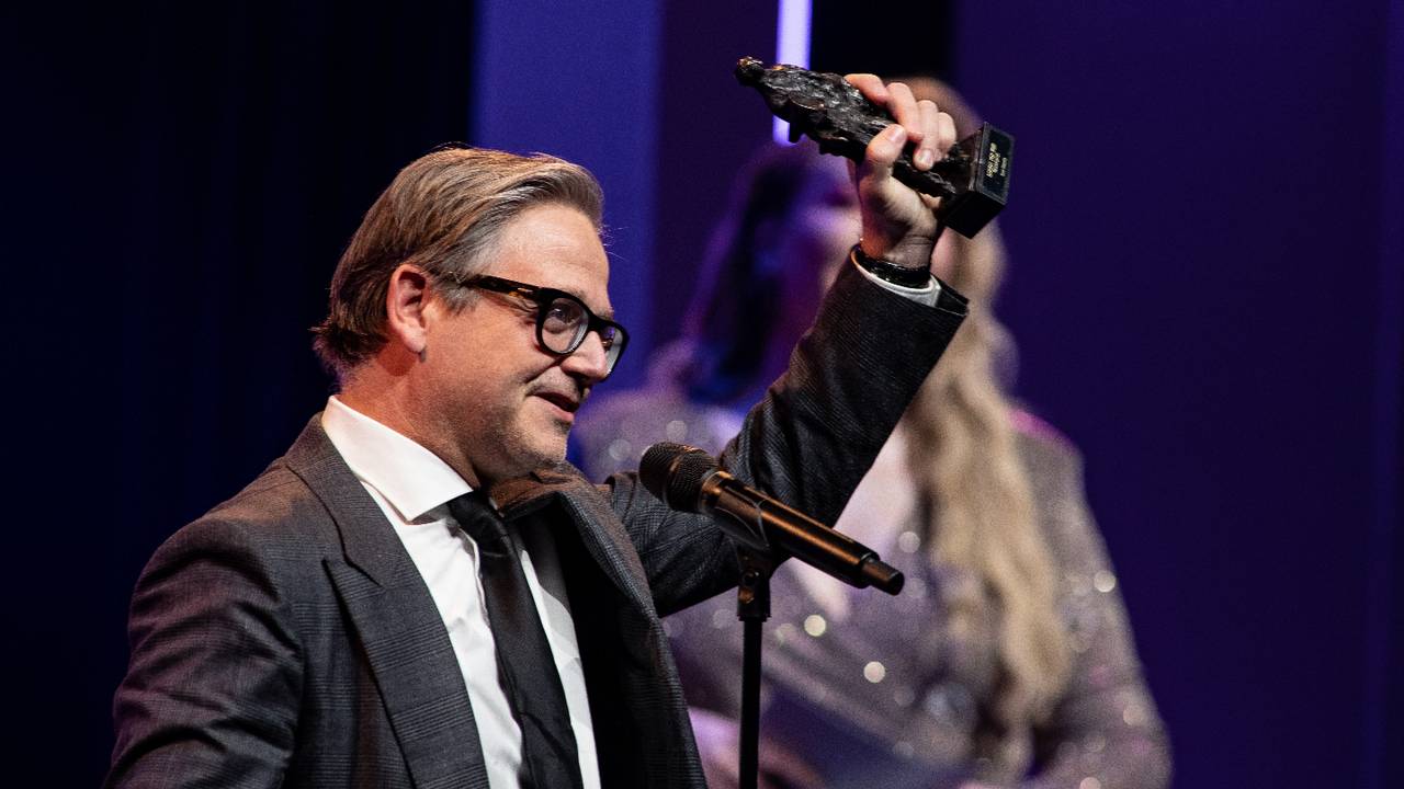 Guus Meeuwis met zijn oeuvreprijs (Foto: ANP).