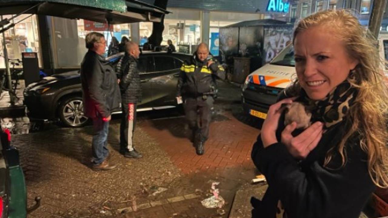 De Bulgaarse puppykoerier wordt gearresteerd. Rechts een dierenarts met de pup. Foto: House of Animals